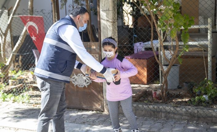 Büyükşehir Belediyesi, mahallelerde süt dağıtımına devam ediyor
