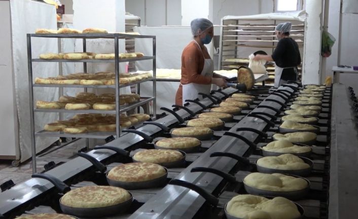 Büyükşehir hayatından sıkılıp memleketine yerleşen emekli çift çevre illere ’bazlama’ satıyor