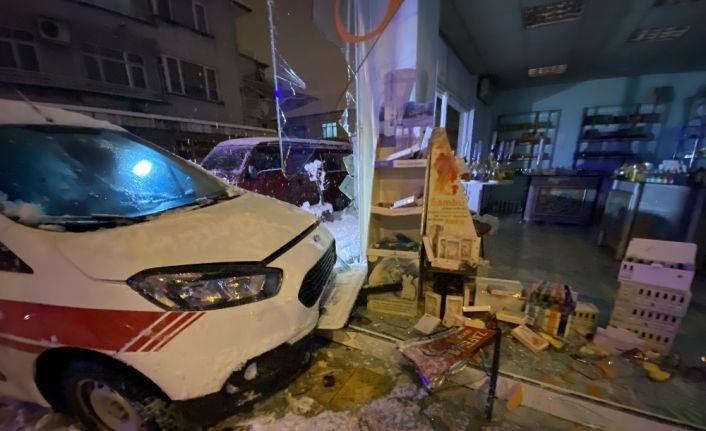 Buz pistine dönen caddede kayan hafif ticari araç, kolonya dükkanına girdi