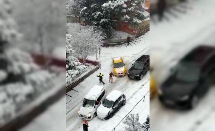 Buzlanmış yolda kayan lüks otomobil sokağı savaş alanına çevirdi : Kazada 2 kişi yaralandı