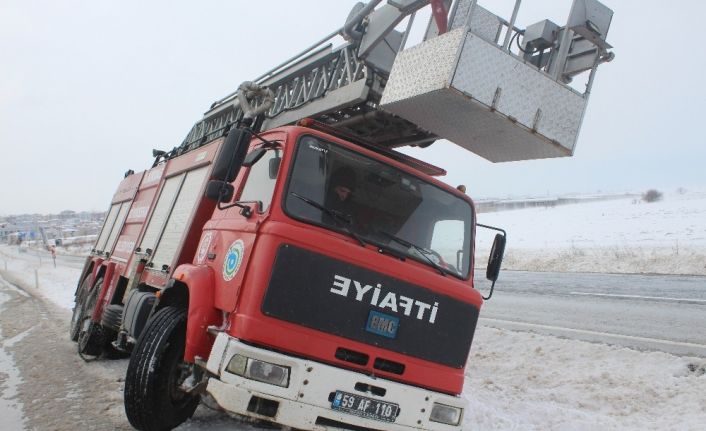 Buzlu yolda kontrolden çıkan itfaiye aracı devrildi