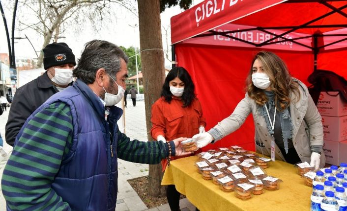 Çiğli Belediyesinden kandil simidi ve sıcak çorba ikramı