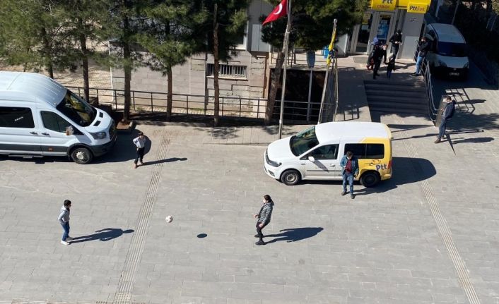 Çınar Kaymakamı Sinem Büyüknalçacı çocuklarla futbol oynadı