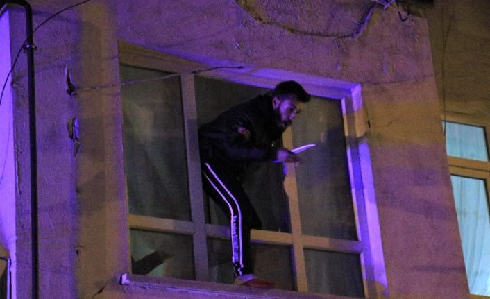 Çocuğunu görmek için bıçakla cama çıktı, kendini polise ihbar etti