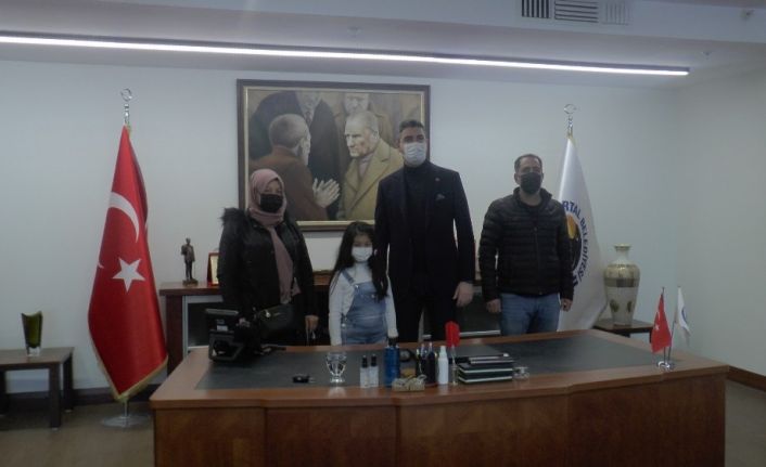 Çöken binadan kurtarılan 7 yaşındaki Azra, Başkan Gökhan Yüksel’i ziyaret etti