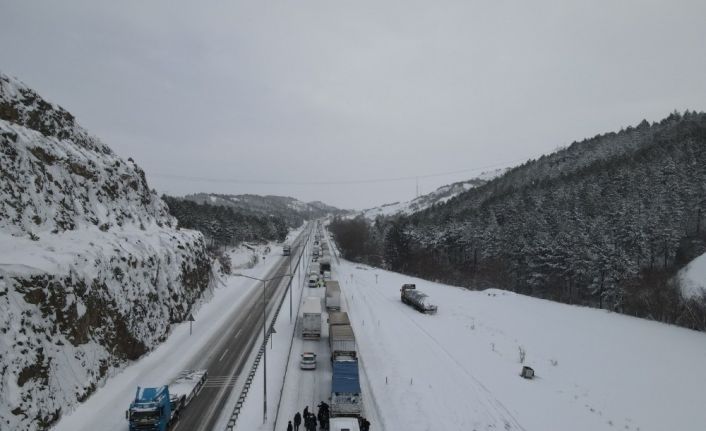 Çorum-Samsun karayolu yoğun kar yağışı ve buzlanma nedeniyle ulaşıma kapandı