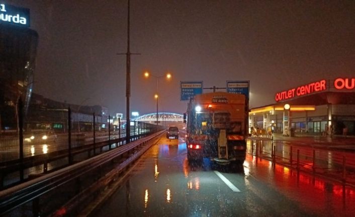 D-100 ve D-130 karayolları tuzlanıyor