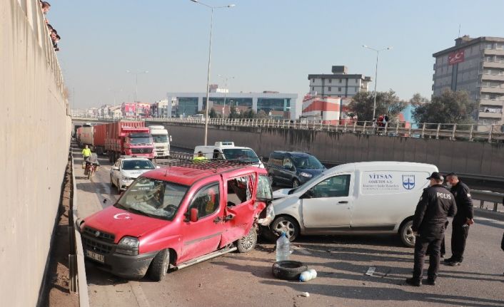 D-100’de 2 hafif ticari araç çarpıştı: 1’i ağır 2 yaralı