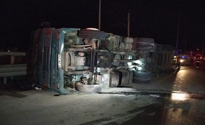 D-650’de freni boşalan beton malzeme yüklü tır devrildi: 1 yaralı