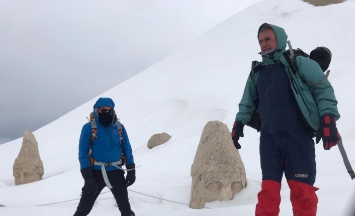 Dağcılar Nemrut Dağı zirvesine çıktı