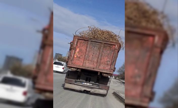 Demir yüklü kamyonun tehlikeli yolculuğu kamerada