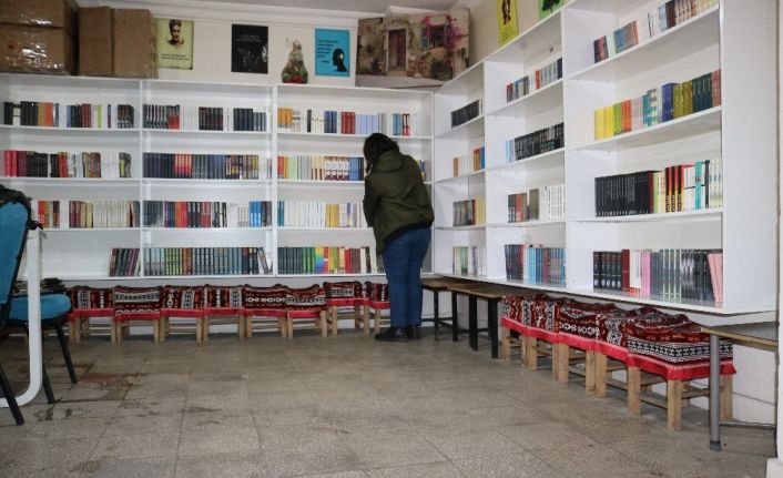Diyarbakır’da kadın girişimci kıraathane ve tekel bayilerin arasında sahaf dükkanı açtı