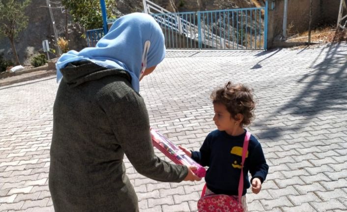 Doku nakli olan Leyla köy köy gezip çocuklara oyuncak dağıtıyor