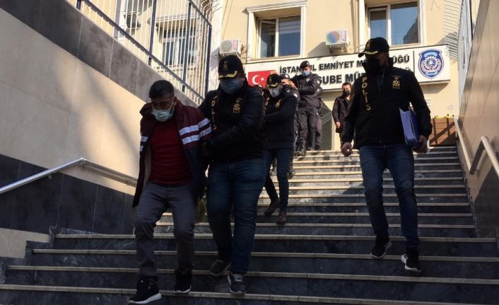 Döviz bürosuna ait nakit para taşıyan kuryeyi trafiğin ortasında gasp ettiler