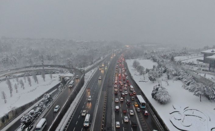 (Drone) 15 Temmuz Şehitler Köprüsü’nde kar ve kısıtlama sonrasındaki trafik havadan görüntülendi