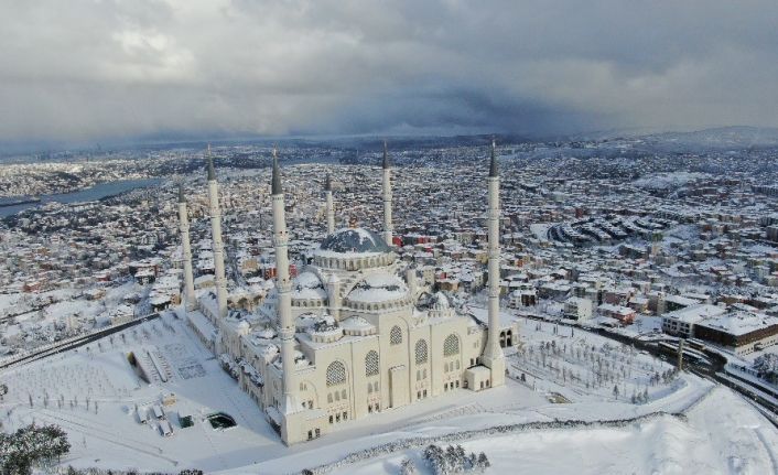 (Drone) Beyaz örtüyle kaplanan Çamlıca Camii hayran bıraktı