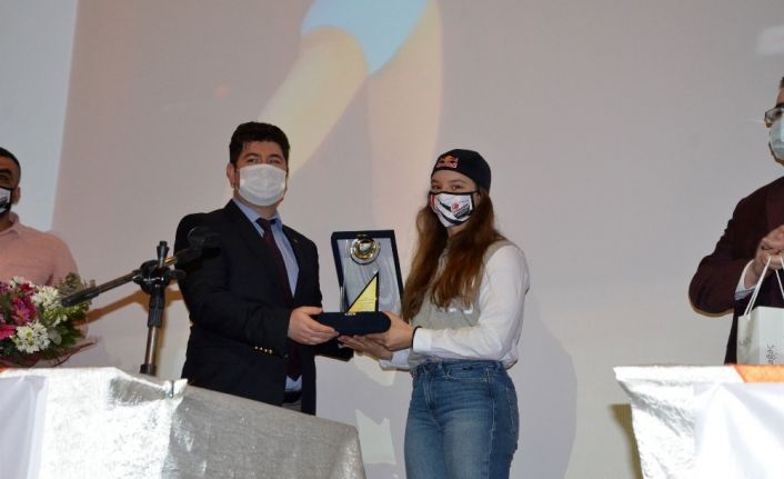 Dünya şampiyonu jimnastikçiye büyük ilgi