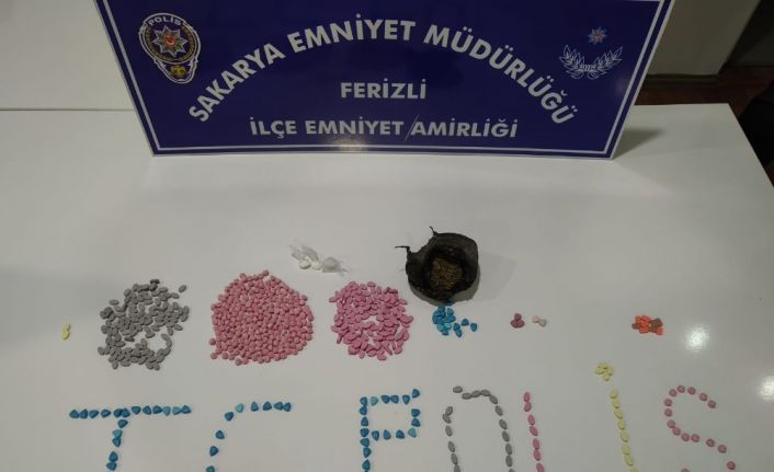 Dur ihtarına uymayıp, araçtan uyuşturucu maddeleri atıp kaçtılar ama başaramadılar