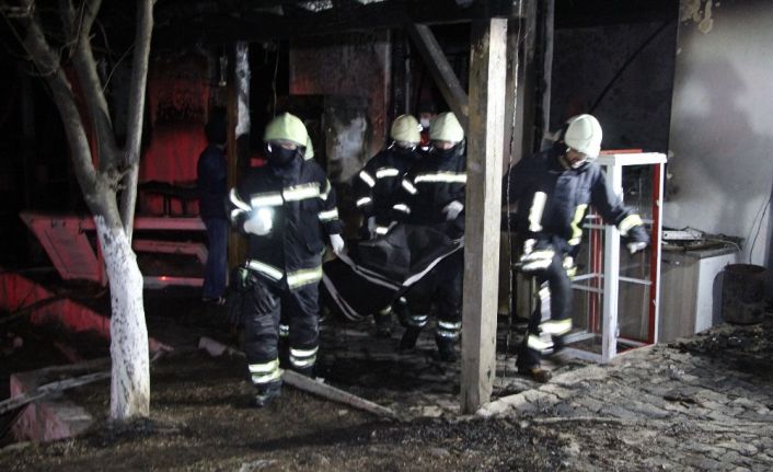 Eğlenmek için geldikleri restoranda yanarak ölen 3 kişinin cenazeleri çıkartıldı