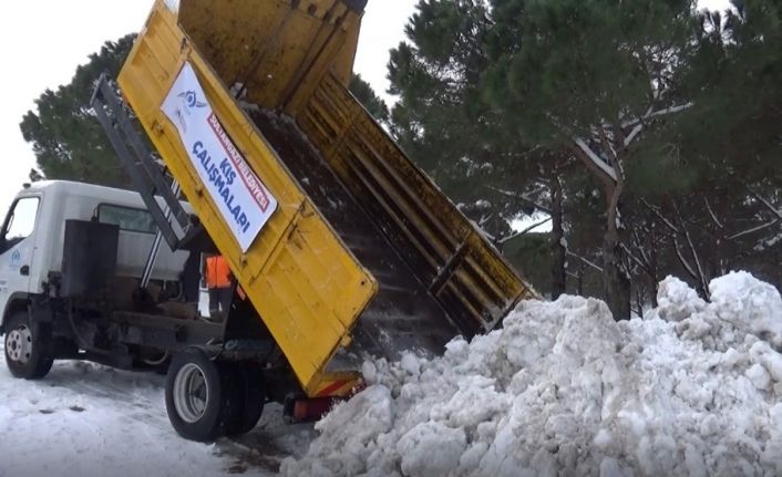 Ekipler tarafından toplanan kamyon kamyon kar Alibeyköy Barajı çevresine dökülüyor