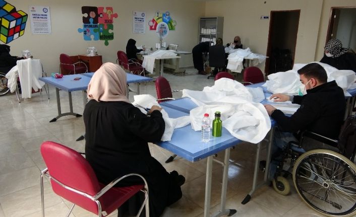 Engelli bireyler “Engelsiz Maske Üretim Projesi” ile maske ve koruyucu kıyafet üretiyor