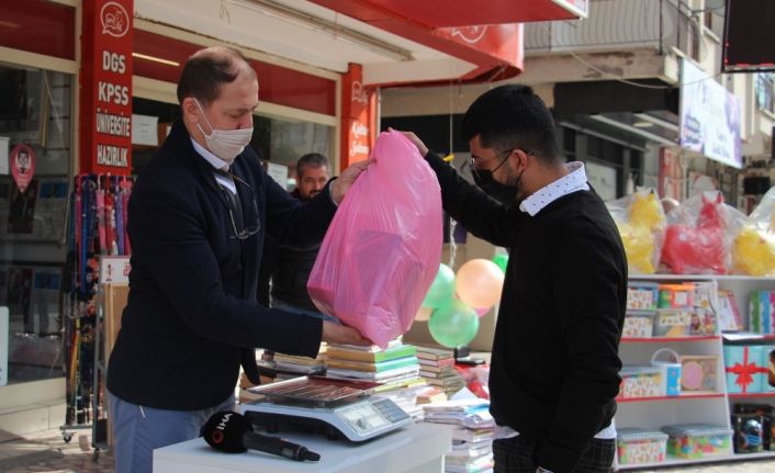 Eski kitapları kiloyla alıp yeni kitap ve kırtasiye malzemesi veriyor