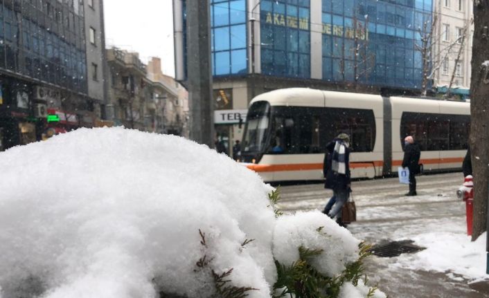 Eskişehir yeniden beyaz örtü altında