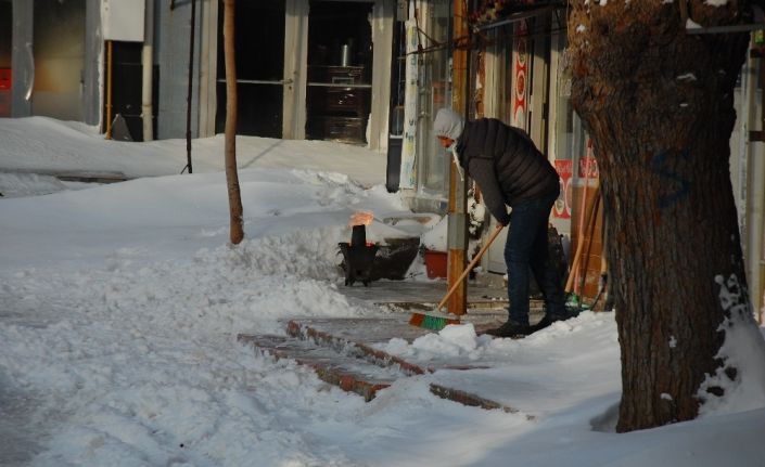 Esnaf küreği eline aldı, karla mücadele etti
