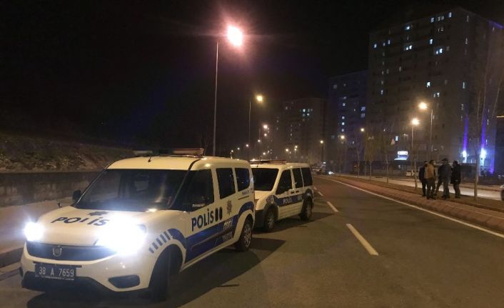 Ev hapsinde olan şahıs polisten kaçarken kendini vurarak yaralandı