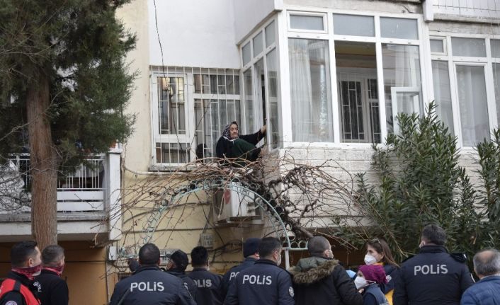Evin penceresinden klima motorunun üzerine çıkan yaşlı kadın polisi alarma geçirdi