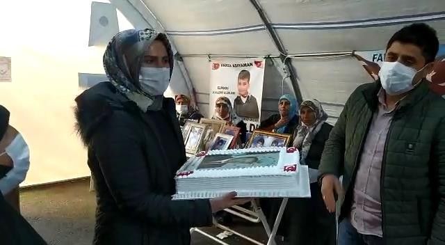 Evlat nöbetindeki ailelerin Cumhurbaşkanı Erdoğan için hazırlattığı pasta, Çocuk Evine gönderildi