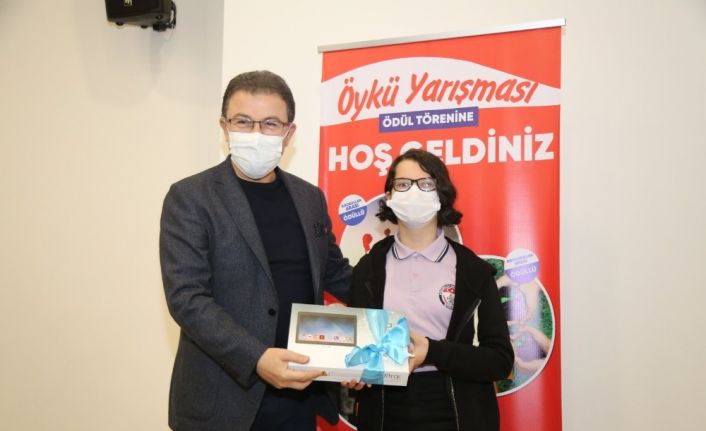 Eyüpsultan’da düzenlenen öykü yarışmasında ödüller sahiplerini buldu
