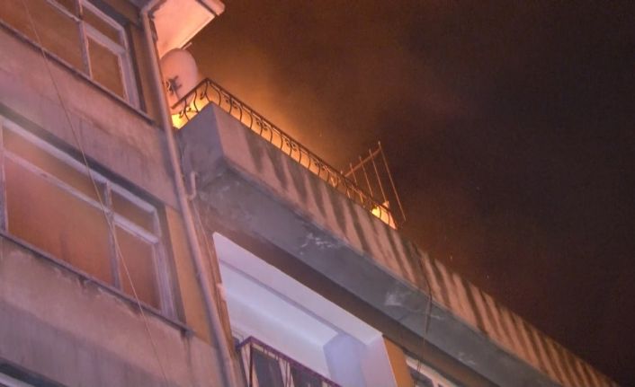 Fatih’te bir binanın çatısında yangın çıktı, bitişiğinde bulunan otel tahliye edildi