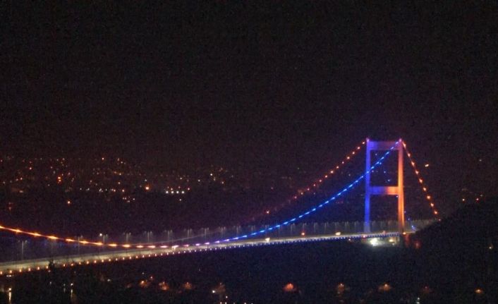 FSM Köprüsü 4 Şubat Dünya Kanserler Günü’nde mor ve turuncu ile ışıklandırıldı