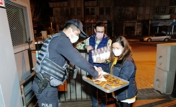 Genç çift, görev başındaki ekiplere sokak sokak gezip tatlı ve gazoz ikram etti