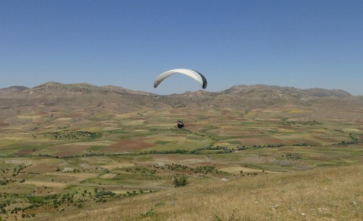 Gercüş, yamaç paraşütçülerinin gözdesi haline geldi