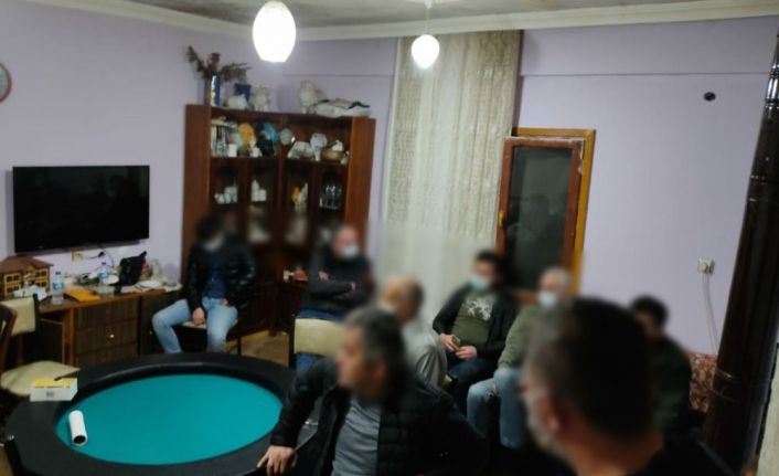 Giresun’da bir evde kumar oynadıkları tespit edilen 18 kişiye 86 bin 490 lira ceza kesildi