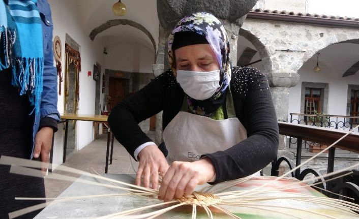 Gözleri görmüyor ama görenlerden çok daha başarılı sepet örüyorlar
