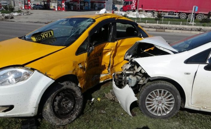 Güvenlik kamerası tarafından kaydedilen kazada 1 kişi öldü, 2 kişi yaralandı