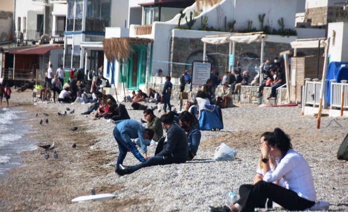 Güzel havayı gören vatandaşlar sahile koştu, maske ve mesafe unutuldu