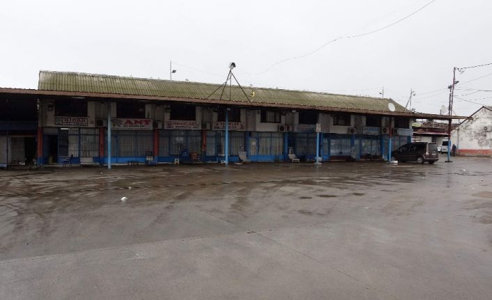 Hamsi ve kıyı balıkçılarının getirdiği balık olmayınca Trabzon Toptancı Balık Hali ve tezgahlar boş kaldı