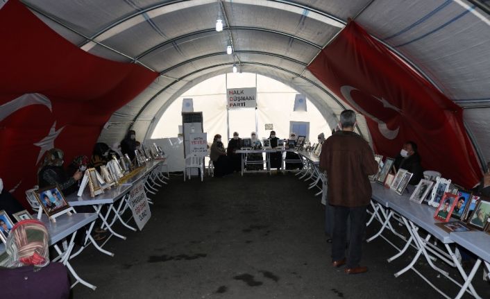 HDP önündeki aileler, PKK’nın hain saldırısına rağmen evlat nöbetini kararlılıkla sürdürüyor