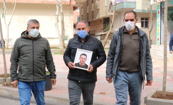 HDP’liler tarafından kandırılan gençlerin aileleri birer birer evlat nöbetine katılıyor