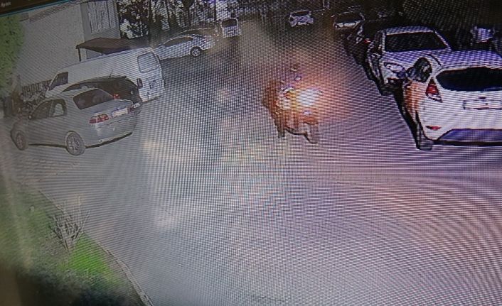 Hırsızdan pes dedirten pişkinlik: Sitenin duvarından bahçeye atladı, hiçbir şey olmamış gibi motoru çalıp gitti