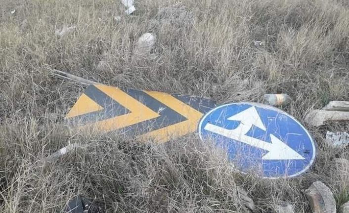 Hisarcık’ta yerlerinden sökülen trafik levhaları çürümeye terk edildi