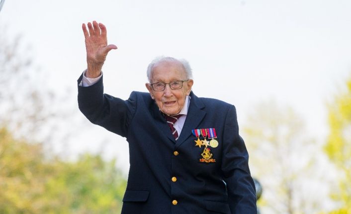 İngiltere’de Covid-19 salgının simge isimlerinden Yüzbaşı Tom Moore hayatını kaybetti