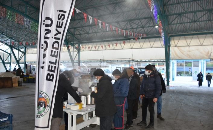 İnönü Belediyesi soğuk kış gününü sıcak çorba ile ısıttı