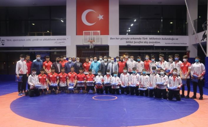 İsmail Emrah Karayel Güreş Eğitim Merkezi sporcuları ile bir araya geldi