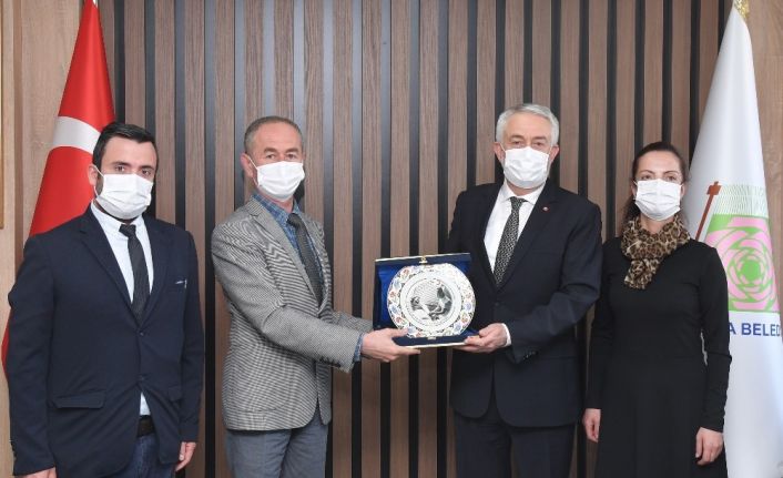 Isparta Kızılay Kan Merkezi Müdürü Güzel’den Başkan Başdeğirmen’e plaket