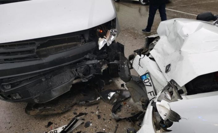 Isparta’da minibüs ile otomobil çarpıştı: 4’ü öğretmen 6 yaralı